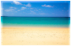 砂浜、海、空。天気がいいとこんなにも色鮮やかに！
