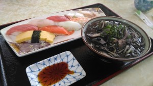 イカ墨沖縄そばとお寿司のセット