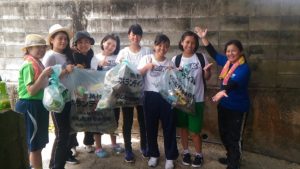 沖縄県立中部農林高校生徒によるビーチクリーンボランティア
